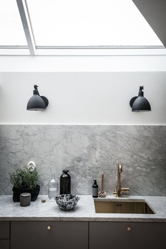 серый мрамор на кухне